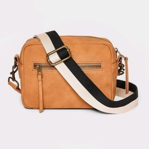 Target - Universal Thread camera crossbody bag with strap Cognac